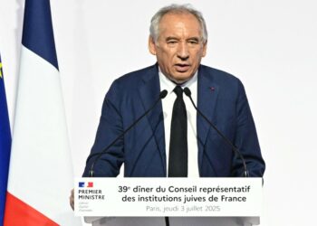 Francois Bayrou hablando en el Consejo Representante de Instituciones Judías de la Cena de Francia.