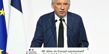 Francois Bayrou hablando en el Consejo Representante de Instituciones Judías de la Cena de Francia.