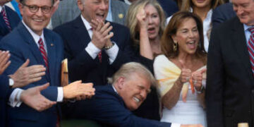 El presidente Donald Trump golpea un mazo después de firmar su factura de exenciones fiscales y recortes de gastos en el South Lawn de la Casa Blanca en Washington, DC, el 4 de julio de 2025.