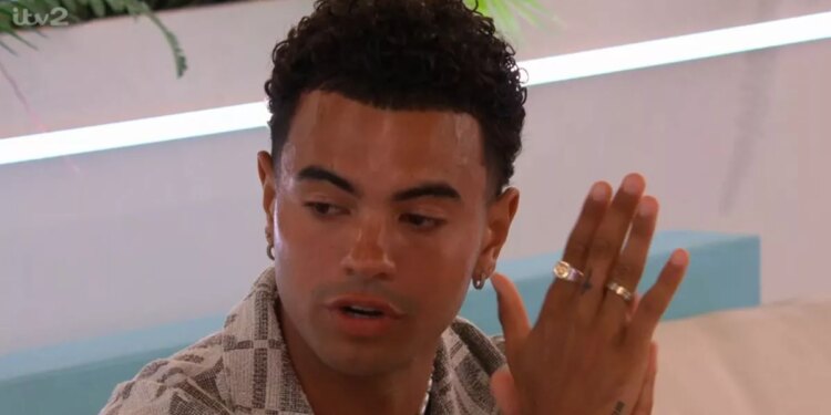 Los fanáticos de Love Island golpean la salida de Harrison después de que Star Quits Show en lágrimas, ¡ok! Revista