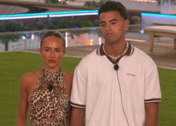 Harrison golpea la ayuda de la mujer sobre la reacción de Love Island