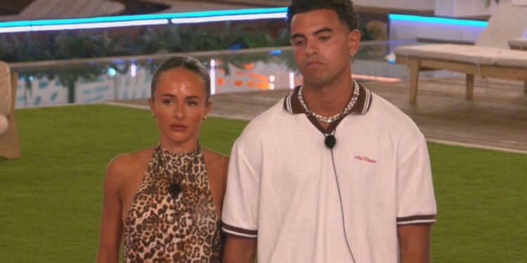 Harrison golpea la ayuda de la mujer sobre la reacción de Love Island