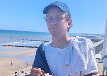 Matthew Hall, de 33 años, excursionista desaparecido, comiendo helado junto a la playa.