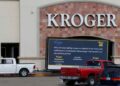 Un vehículo con los trabajadores comerciales de United Food and Commercial Rephule el estacionamiento de una tienda Kroger el 15 de septiembre de 2020, en Houston, Texas.
