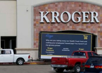Un vehículo con los trabajadores comerciales de United Food and Commercial Rephule el estacionamiento de una tienda Kroger el 15 de septiembre de 2020, en Houston, Texas.