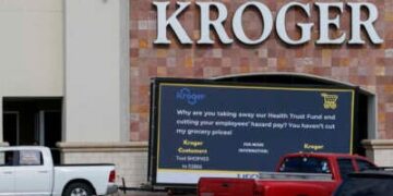 Un vehículo con los trabajadores comerciales de United Food and Commercial Rephule el estacionamiento de una tienda Kroger el 15 de septiembre de 2020, en Houston, Texas.
