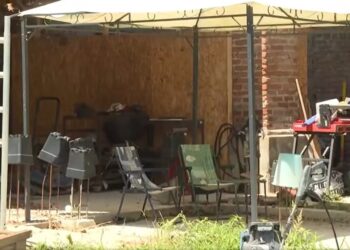 Exterior de un cobertizo desordenado donde vivían dos niños.