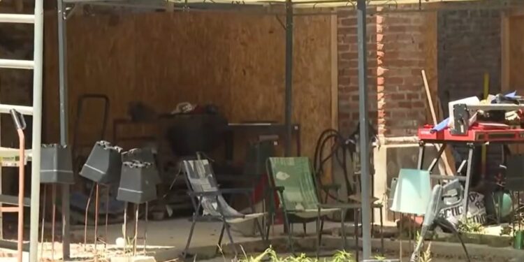 Exterior de un cobertizo desordenado donde vivían dos niños.