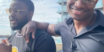 Foto de dos turistas británicos.