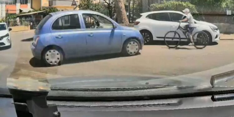 Imágenes de DashCam de una colisión de bicicletas.