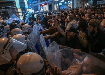 Los manifestantes se enfrentan con la policía antidisturbios en Estambul.