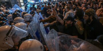 Los manifestantes se enfrentan con la policía antidisturbios en Estambul.
