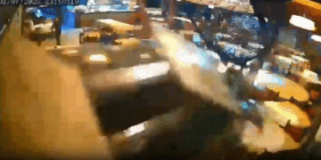 Imágenes de cámaras de seguridad de un altercado borroso en un restaurante.