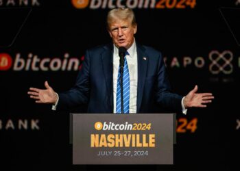 El entonces candidato presidencial republicano Donald Trump da un discurso de apertura el tercer día de la conferencia de Bitcoin 2024 en el centro de la ciudad de Music en Nashville el 27 de julio de 2024. (Jon Cherry/Getty Images)