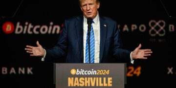 El entonces candidato presidencial republicano Donald Trump da un discurso de apertura el tercer día de la conferencia de Bitcoin 2024 en el centro de la ciudad de Music en Nashville el 27 de julio de 2024. (Jon Cherry/Getty Images)