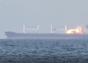 La captura de pantalla de la eternidad C Bulker está siendo atacada en el Mar Rojo.