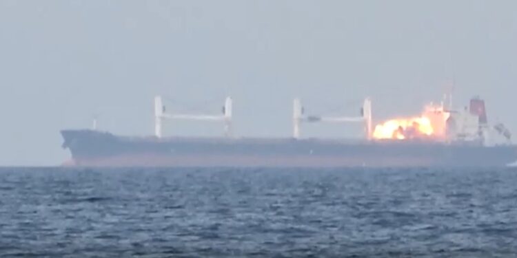 La captura de pantalla de la eternidad C Bulker está siendo atacada en el Mar Rojo.