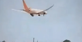 Aterrizaje de avión sobre casas.