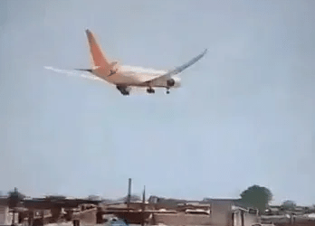 Aterrizaje de avión sobre casas.