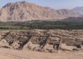 Vista aérea de un sitio arqueológico de 3.500 años en Perú.