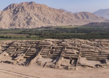 Vista aérea de un sitio arqueológico de 3.500 años en Perú.