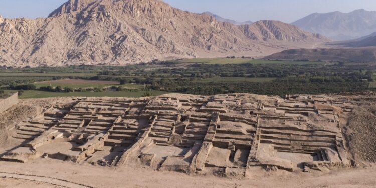 Vista aérea de un sitio arqueológico de 3.500 años en Perú.