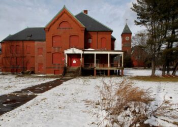Ex edificio del Hospital Estatal de Medfield en invierno.