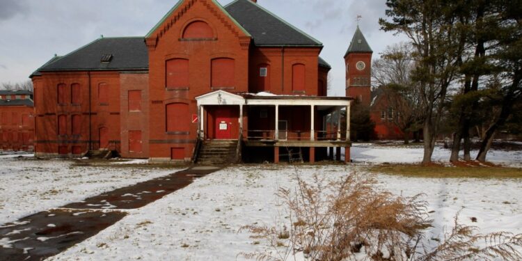 Ex edificio del Hospital Estatal de Medfield en invierno.