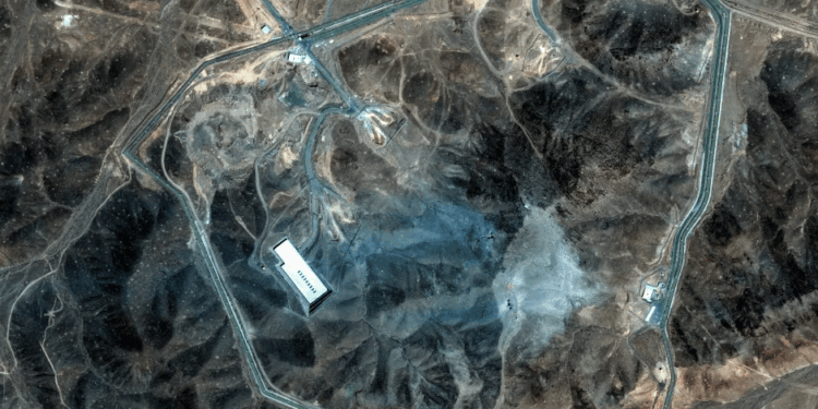 Vista aérea de una instalación rodeada de una carretera perimetral.