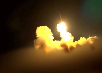 Una imagen aún tomada de un video publicado por la agencia de noticias iraní Wana el 18 de junio de 2025, que dice que mostraron misiles despedidos por el Cuerpo de la Guardia Revolucionaria Islámica hacia Israel. Wana dijo que no se había proporcionado una ubicación o una fecha específica para el video que muestra misiles despegar y volar en el aire. La agencia de noticias iraní Wana /Handout a través de Reuters Esta imagen ha sido suministrada por un tercero. Irán fuera. No hay ventas comerciales o editoriales en Irán. No utiliza la BBC Persa. No utiliza Manoto. No usa Voa Persa. No utiliza Irán Internacional. Solo para los clientes de Reuters.