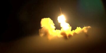 Una imagen aún tomada de un video publicado por la agencia de noticias iraní Wana el 18 de junio de 2025, que dice que mostraron misiles despedidos por el Cuerpo de la Guardia Revolucionaria Islámica hacia Israel. Wana dijo que no se había proporcionado una ubicación o una fecha específica para el video que muestra misiles despegar y volar en el aire. La agencia de noticias iraní Wana /Handout a través de Reuters Esta imagen ha sido suministrada por un tercero. Irán fuera. No hay ventas comerciales o editoriales en Irán. No utiliza la BBC Persa. No utiliza Manoto. No usa Voa Persa. No utiliza Irán Internacional. Solo para los clientes de Reuters.