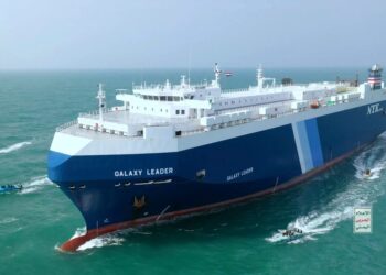 La nave de carga del líder de la galaxia escolta por pequeños botes en el Mar Rojo.