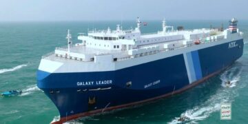 La nave de carga del líder de la galaxia escolta por pequeños botes en el Mar Rojo.