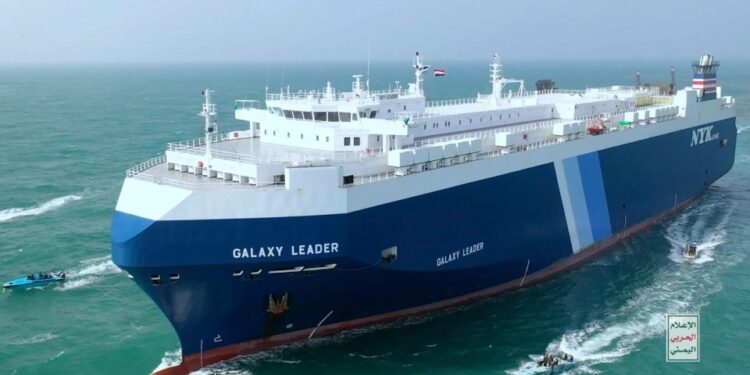 La nave de carga del líder de la galaxia escolta por pequeños botes en el Mar Rojo.