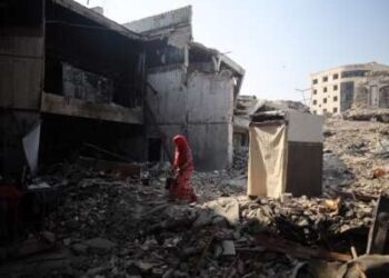 Un desplazado palestino camina dentro del destrucionado Centro Cultural Rashad Al-Shawa, que se convierte en un refugio, en la ciudad de Gaza, el 20 de abril de 2025.