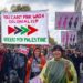 Los manifestantes marchan bajo una lectura de banner "No puedes el colonialismo de color rosa; Queers para Palestina" Durante una demostración al aire libre