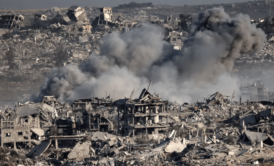 Daño de bombas y humo sobre paisaje cubierto de escombros.