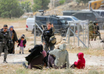 El personal del ejército israelí obliga a los palestinos a abandonar el área, mientras que acompañados por excavadoras solían destruir casas palestinas en la aldea de Khallet al-Dabaa en el área de Masafer Yatta, al sur de Hebrón en Cisjordania, desplazando a unos 120 palestinos, el 5 de mayo de 2025.