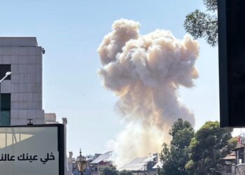 Humo Obleas después de los ataques israelíes en Damasco.