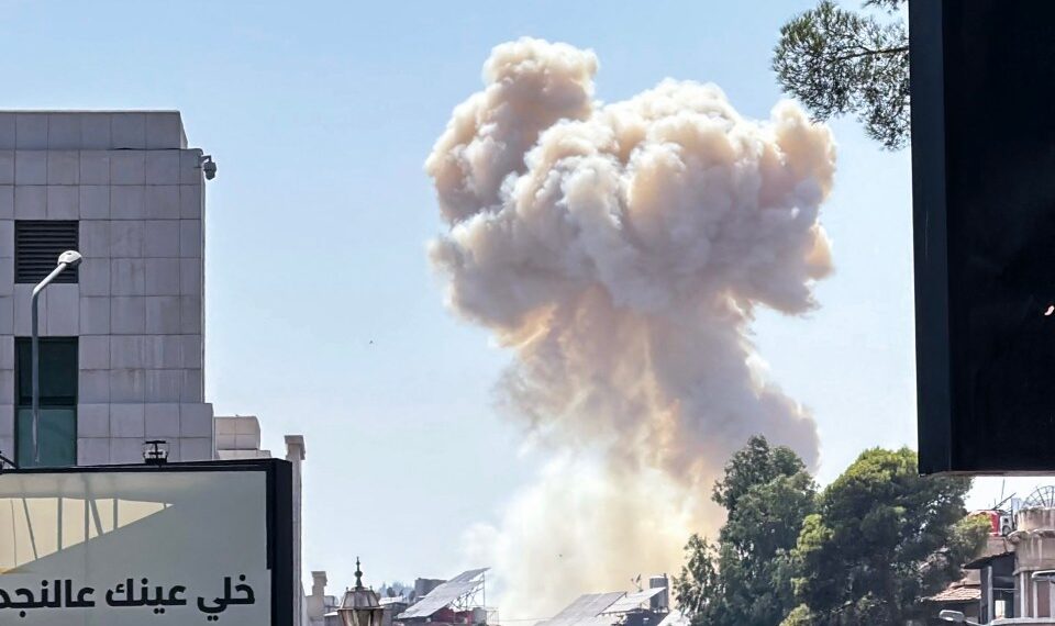 Humo Obleas después de los ataques israelíes en Damasco.