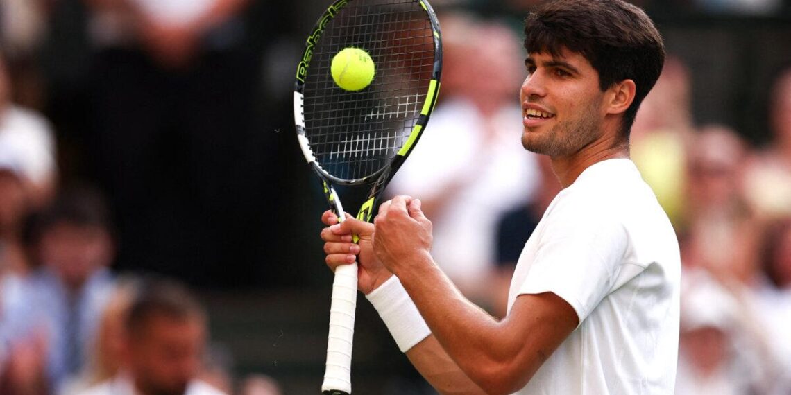 Carlos Alcaraz de España reacciona mientras juega contra Jannik Sinner de Italia durante el partido final de tenis de los singles masculinos en el decimocuarto día del Campeonato de Wimbledon de 2025 en el All England Lawn Tennis y el Croquet Club en Wimbledon, Southwest London, el 13 de julio de 2025.