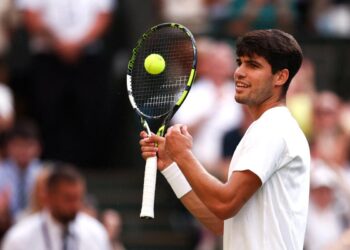Carlos Alcaraz de España reacciona mientras juega contra Jannik Sinner de Italia durante el partido final de tenis de los singles masculinos en el decimocuarto día del Campeonato de Wimbledon de 2025 en el All England Lawn Tennis y el Croquet Club en Wimbledon, Southwest London, el 13 de julio de 2025.