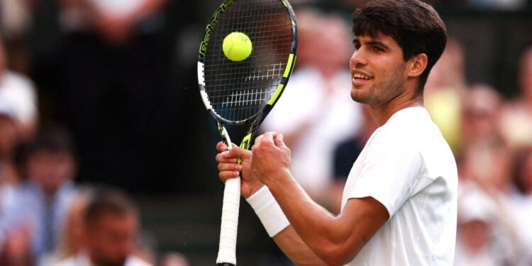 Carlos Alcaraz de España reacciona mientras juega contra Jannik Sinner de Italia durante el partido final de tenis de los singles masculinos en el decimocuarto día del Campeonato de Wimbledon de 2025 en el All England Lawn Tennis y el Croquet Club en Wimbledon, Southwest London, el 13 de julio de 2025.