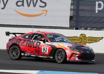 Keanu Reeves conduce durante la carrera automática de la Copa GR en Indianapolis Motor Speedway, en Indianapolis, el 5 de octubre de 2024. (Darron Cummings/AP Photo)