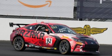 Keanu Reeves conduce durante la carrera automática de la Copa GR en Indianapolis Motor Speedway, en Indianapolis, el 5 de octubre de 2024. (Darron Cummings/AP Photo)