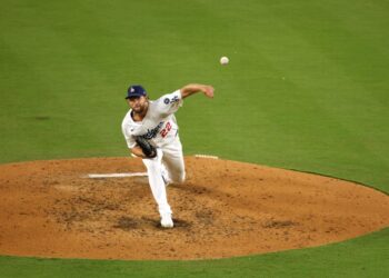 Clayton Kershaw #22 de los Dodgers de Los Ángeles ataca a Vinny Capra de los Medias Blancas de Chicago en la sexta entrada para registrar su ponche de carrera número 3,000 en el Dodger Stadium en Los Ángeles, California, el 2 de julio de 2025. (Harry How/Getty Images)