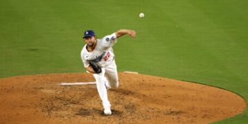 Clayton Kershaw #22 de los Dodgers de Los Ángeles ataca a Vinny Capra de los Medias Blancas de Chicago en la sexta entrada para registrar su ponche de carrera número 3,000 en el Dodger Stadium en Los Ángeles, California, el 2 de julio de 2025. (Harry How/Getty Images)