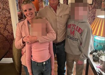 Foto de Kristin y Andrew Cabot con sus hijos.