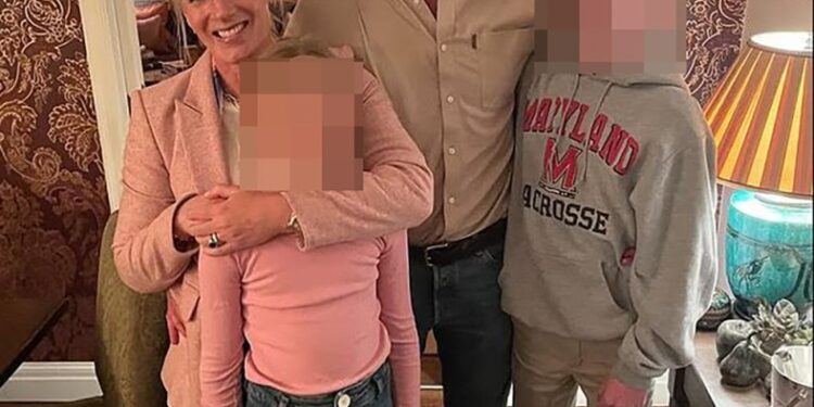 Foto de Kristin y Andrew Cabot con sus hijos.