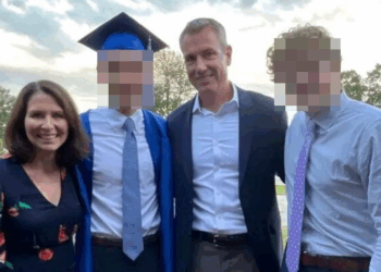 Foto familiar en una ceremonia de graduación.